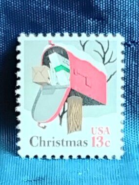 Uncirculated USA 1977 Christmas 13 Cent Stamp!!